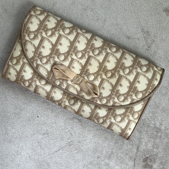 TRADED! VTG Christian Dior Tan Y2K 90s Bow Trotter WOC Clutch Wallet Pearl Chain - Picture 8 of 15